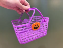 手で持ったハロウィンバスケット（撮影：grape編集部）