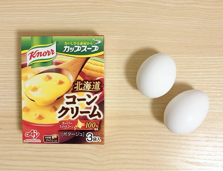 コーンスープの素と卵の写真（撮影：grapeフード編集部）