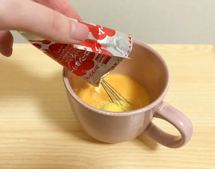 卵液にコーンスープの素を入れる写真（撮影：grapeフード編集部）
