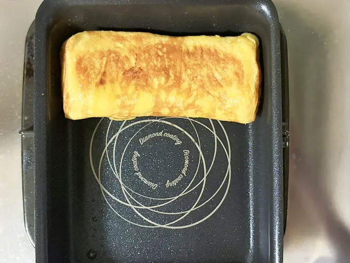 玉子焼きを焼く写真（撮影：grapeフード編集部）