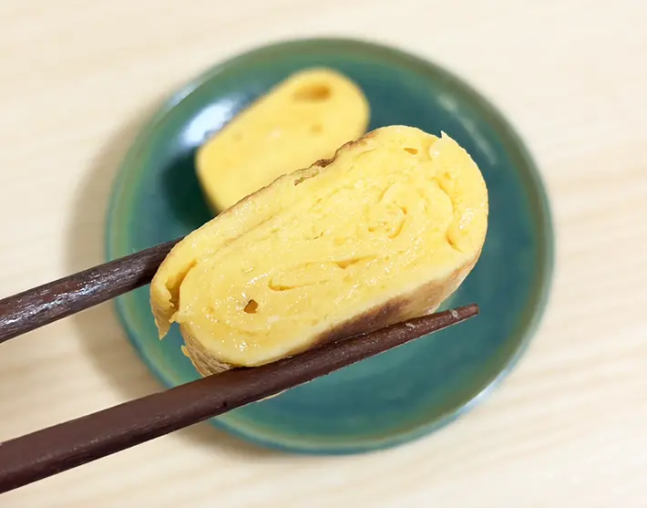 玉子焼きを食べる写真（撮影：grapeフード編集部）