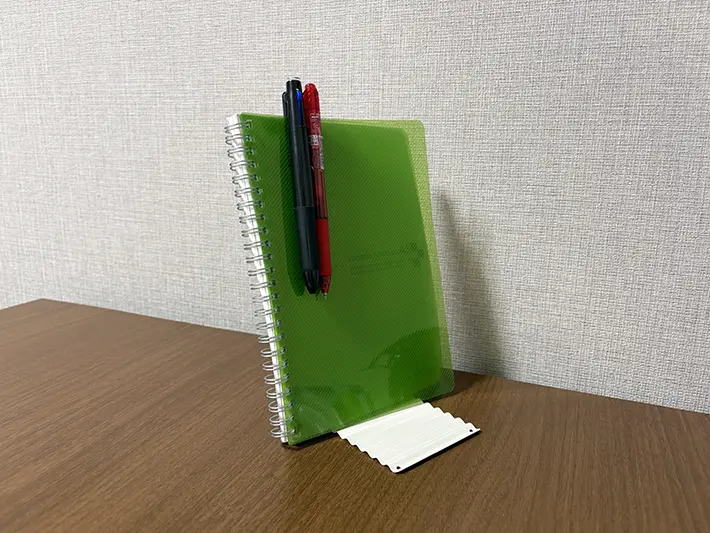 『1冊でも自立できるブックスタンド』の画像
