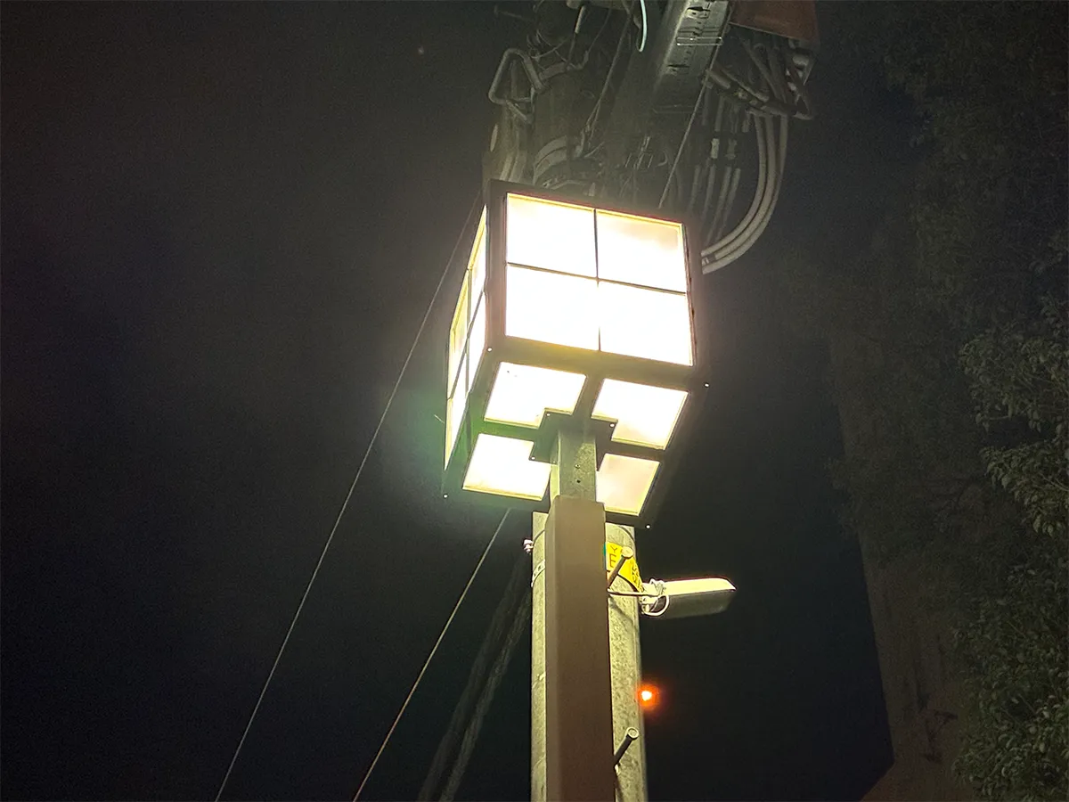 夜の街灯（撮影：grapeライフハック編集部）