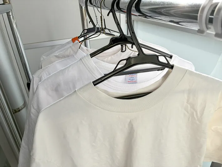 ベランダで干す白いTシャツ（撮影：grape編集部）
