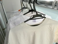 ベランダで干す白いTシャツ（撮影：grape編集部）