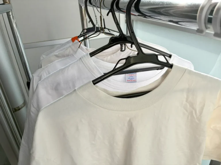 ベランダで干す白いTシャツ（撮影：grape編集部）
