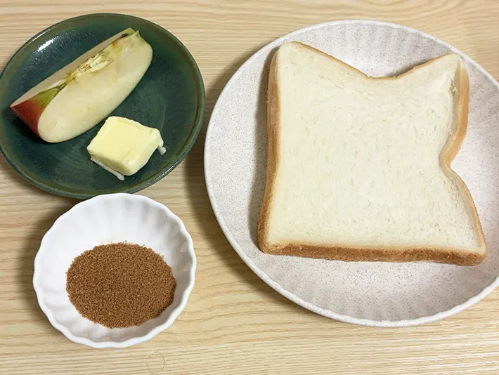 『アップルパイ風』のおやつの材料を並べた写真（撮影：grapeフード編集部）