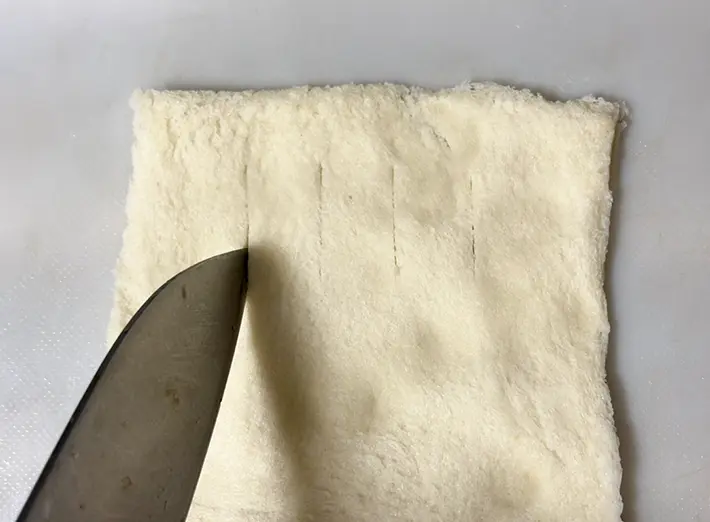 食パンに切り込みを入れる写真（撮影：grapeフード編集部）