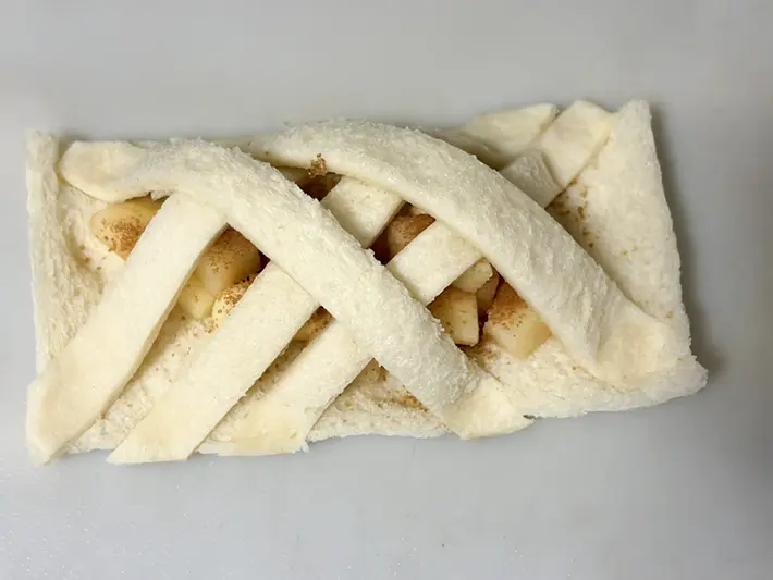 食パンでリンゴを包んだ写真（撮影：grapeフード編集部）