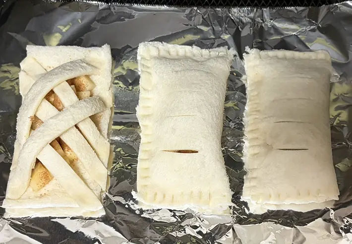 『アップルパイ風』のおやつをトーストに入れる写真（撮影：grapeフード編集部）
