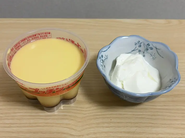 プリンとヨーグルトの写真（撮影：grapeフード編集部）
