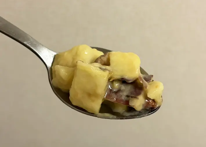 サツマイモとアーモンドのヨーグルトソース和えをスプーンにのせた写真（撮影：grapeフード編集部）
