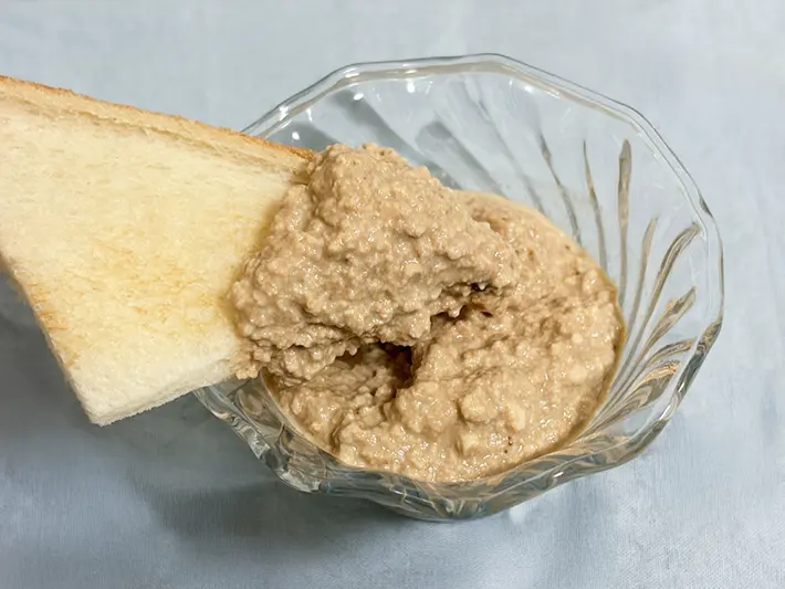 トーストをディップして食べる写真（撮影：grapeフード編集部）