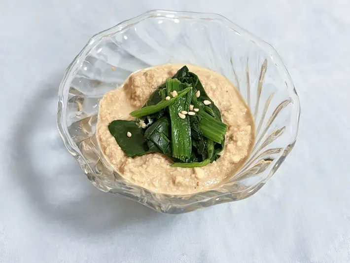 豆腐ディップにほうれん草をのせて食べる写真（撮影：grapeフード編集部）