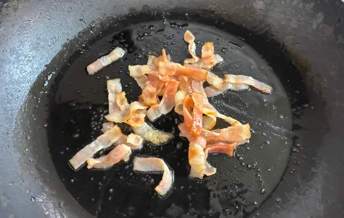 ベーコンを炒めてカリカリになった画像（撮影：エニママ）