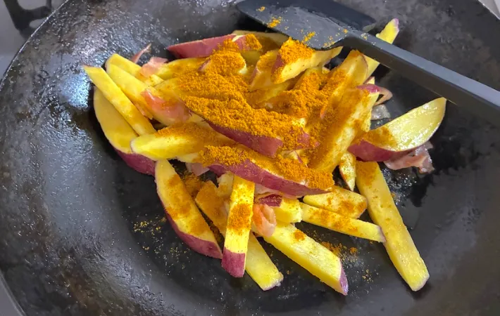 さつまいもとベーコンにカレー粉を加えた画像（撮影：エニママ）