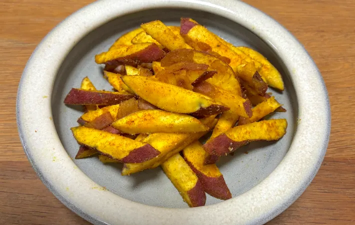 『さつまいもとベーコンのカレー炒め』を皿に盛った画像（撮影：エニママ）