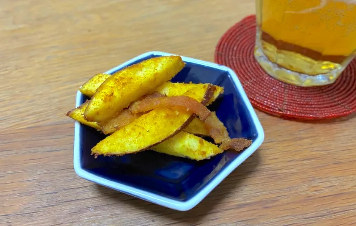『さつまいもとベーコンのカレー炒め』とビールの画像（撮影：エニママ）