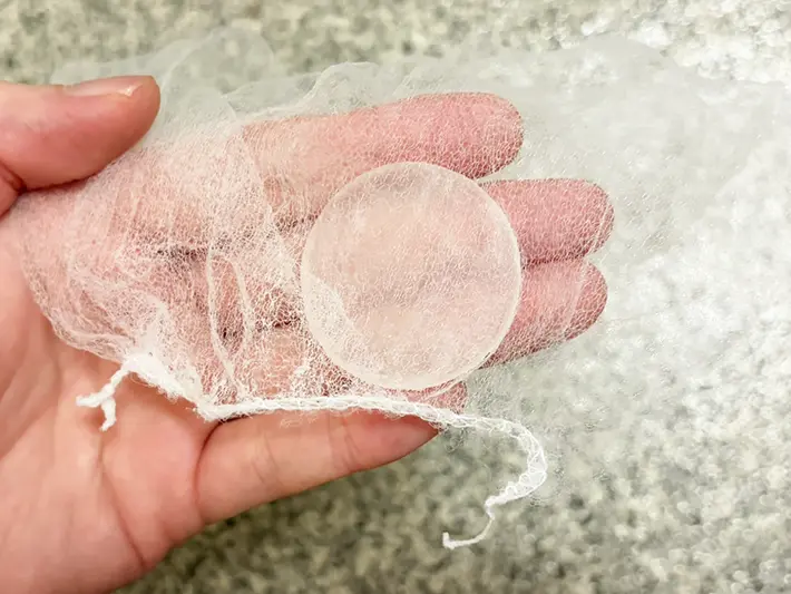 水切りネットに固形石けんを入れた写真（撮影：grapeライフハック編集部）
