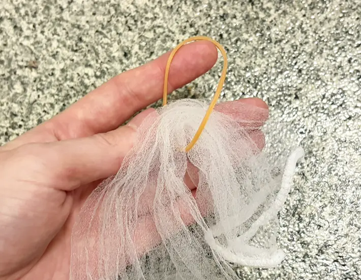 水切りネットに輪ゴムを通す写真（撮影：grapeライフハック編集部）