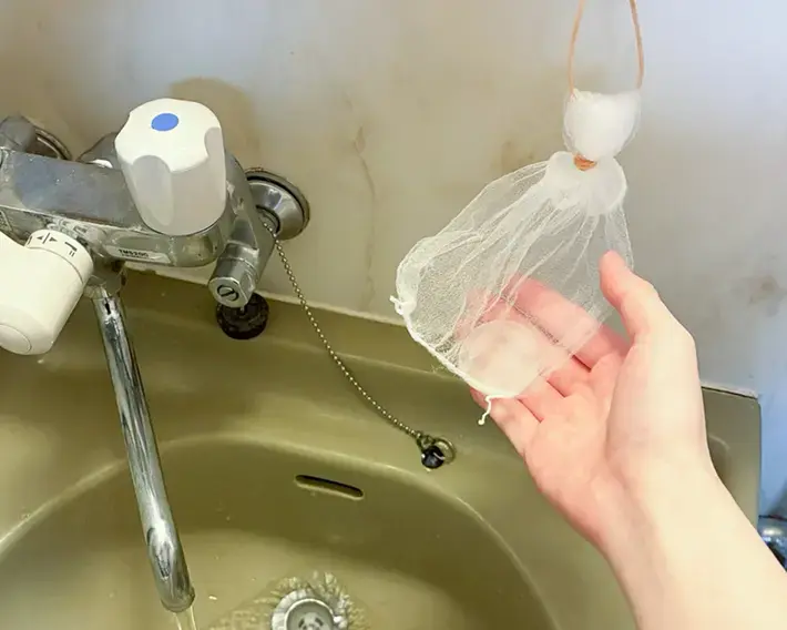 水切りネットの石けんネットを使う写真（撮影：grapeライフハック編集部）