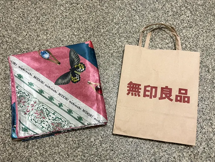 紙袋とバンダナの写真（撮影：grapeライフハック編集部）