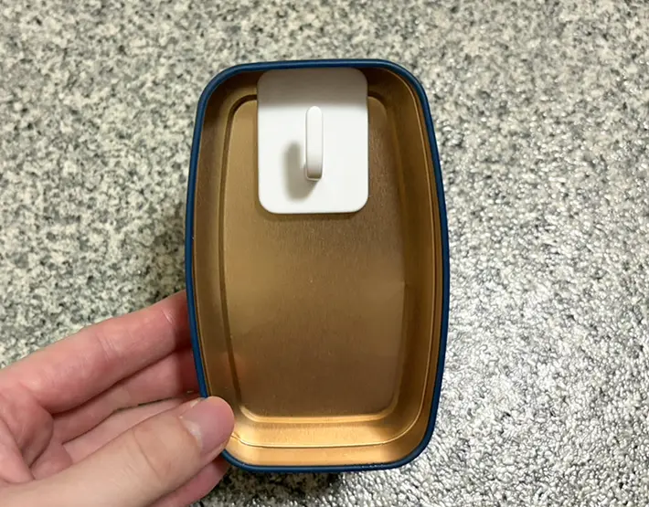 空き缶にマグネットフックをつけた写真（撮影：grapeライフハック編集部）