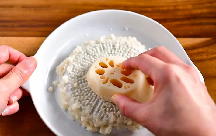 『すりおろしレンコンの玉子焼き』を作る写真（撮影：小泉明代）