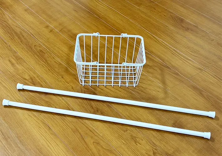 バスケットとつっぱり棒の活用写真（撮影：grapeライフハック編集部）