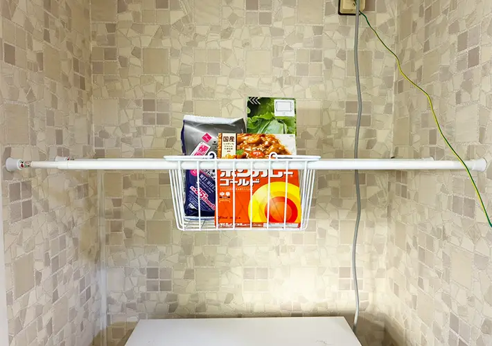 バスケットとつっぱり棒の活用写真（撮影：grapeライフハック編集部）