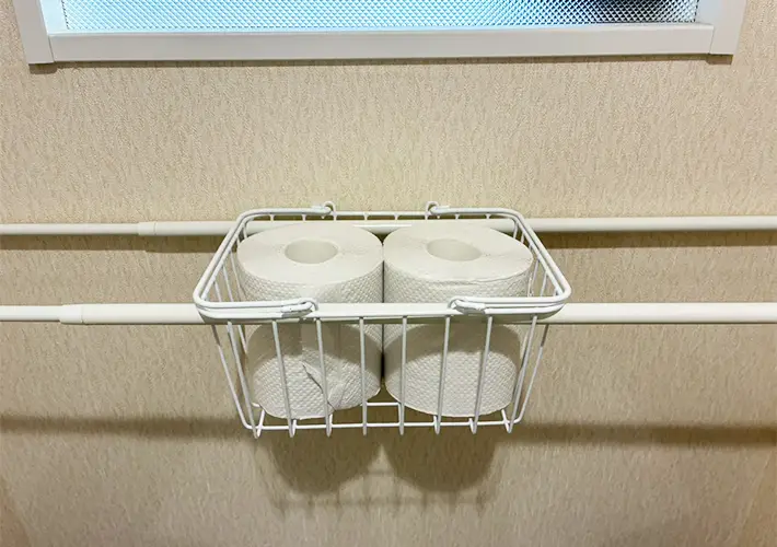 バスケットとつっぱり棒の活用写真（撮影：grapeライフハック編集部）