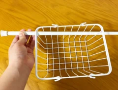 バスケットとつっぱり棒の活用写真（撮影：grapeライフハック編集部）