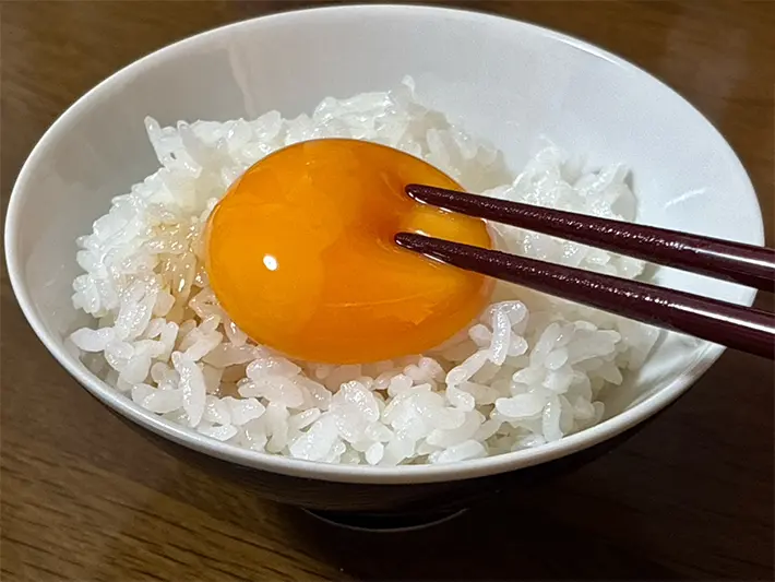 卵かけごはんと箸の写真（撮影：grapeフード編集部）