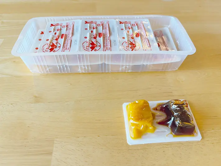 タレのパックが並ぶ写真（撮影：grapeフード編集部）