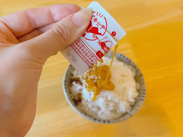 タレをかける写真（撮影：grapeフード編集部）