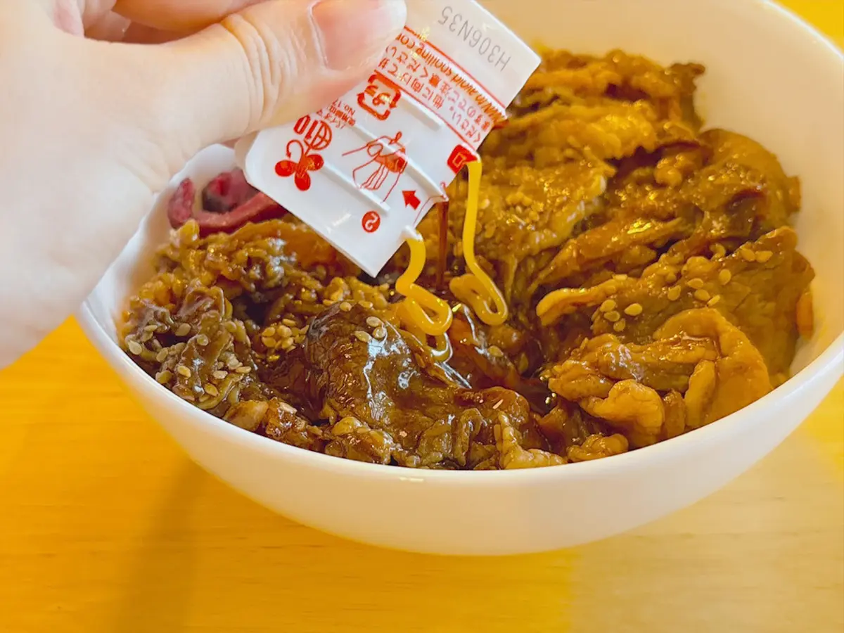 タレを牛丼にかける写真（撮影：grapeフード編集部）