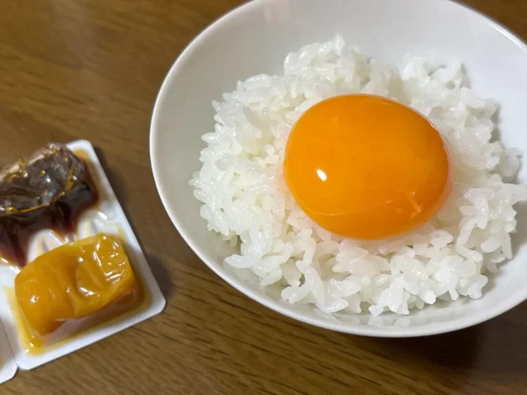 卵かけごはんとタレの写真(撮影:grapeフード編集部)