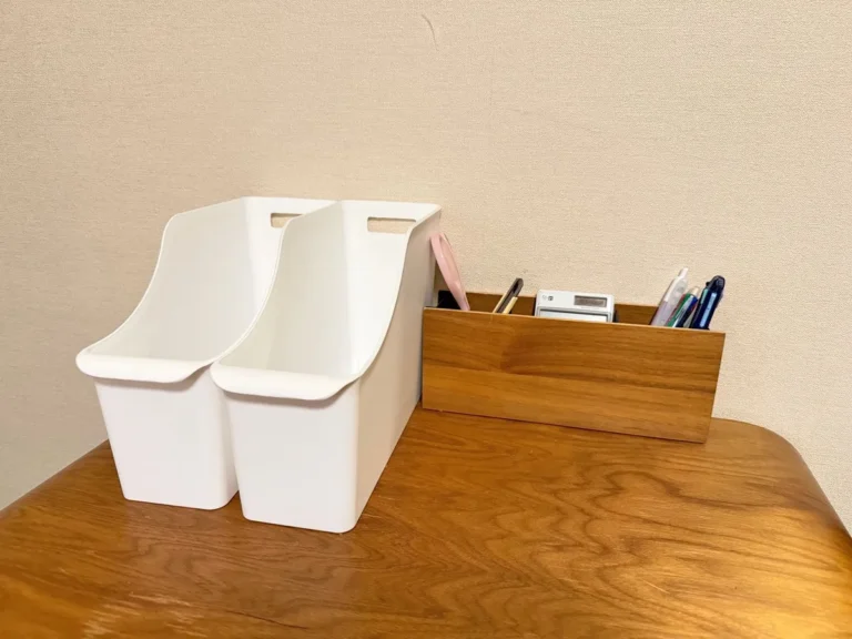 『DAISO ラッセバスケットA4スタンド』の使用写真(撮影:ワード)