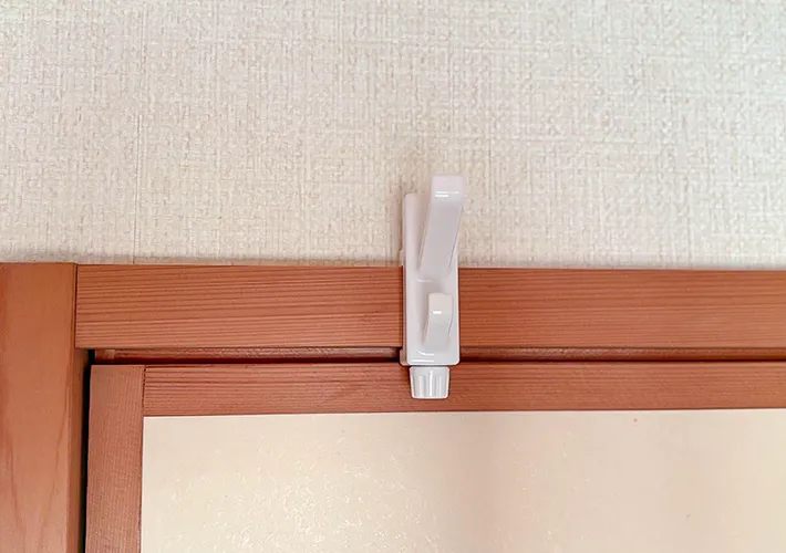 『かもいダブルフック（ホワイト）』の写真（撮影：ワード）
