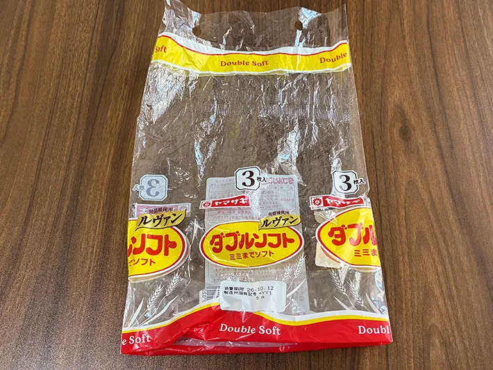 机に置かれた食パン袋（撮影：grapeライフハック編集部）