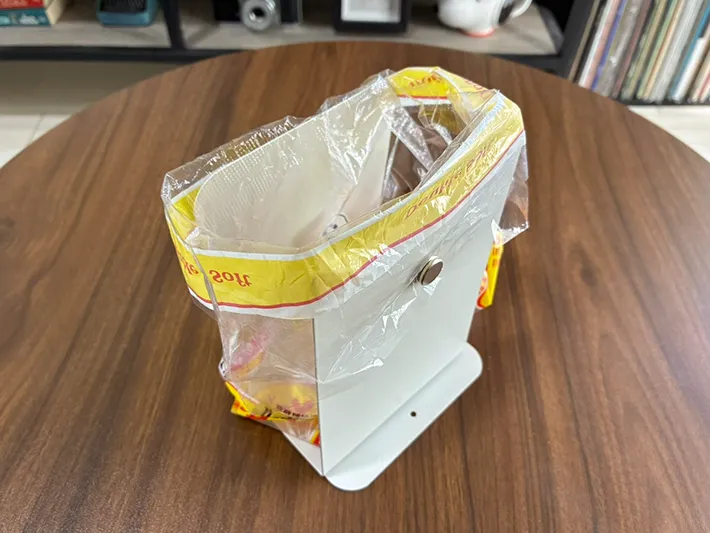ブックエンドにかぶせた食パン袋（撮影：grapeライフハック編集部）