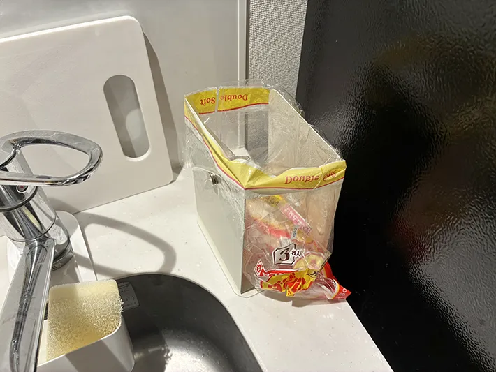 シンクそばに置いた簡易ゴミ箱（撮影：grapeライフハック編集部）