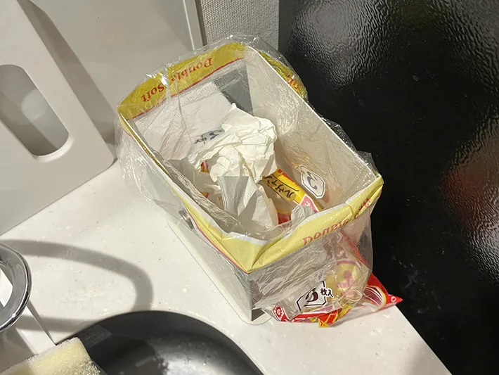キッチンペーパーなどを入れた簡易ゴミ箱（撮影：grapeライフハック編集部）