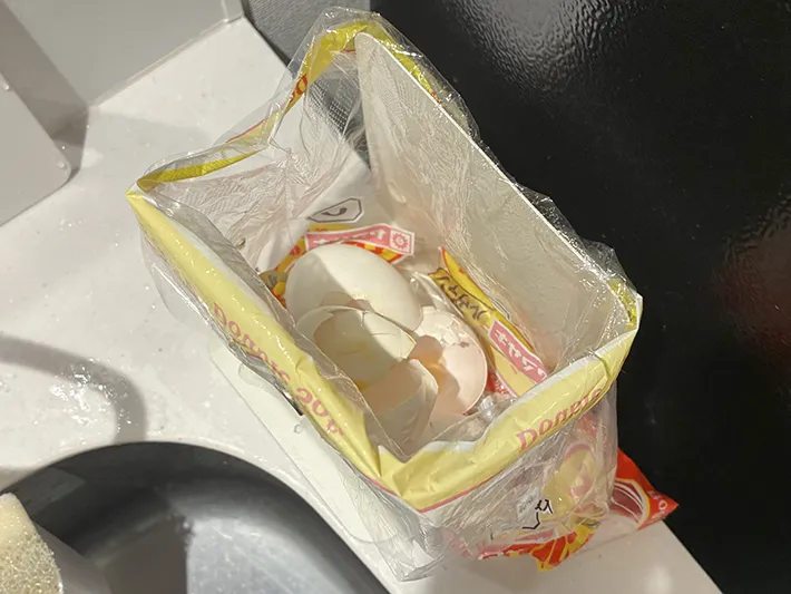卵の殻を入れた簡易ゴミ箱（撮影：grapeライフハック編集部）