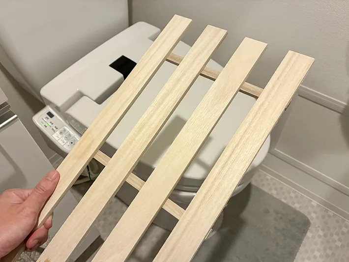 トイレで手にするダイソーのすのこ（撮影：grapeライフハック編集部）