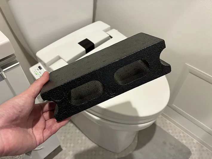 トイレで手にするセリアのミニブロック（撮影：grapeライフハック編集部）