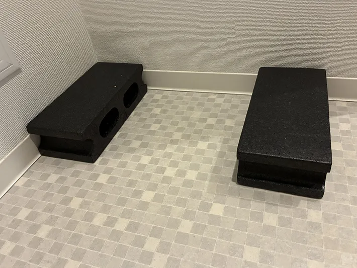 トイレに置いた2個のミニブロック（撮影：grapeライフハック編集部）