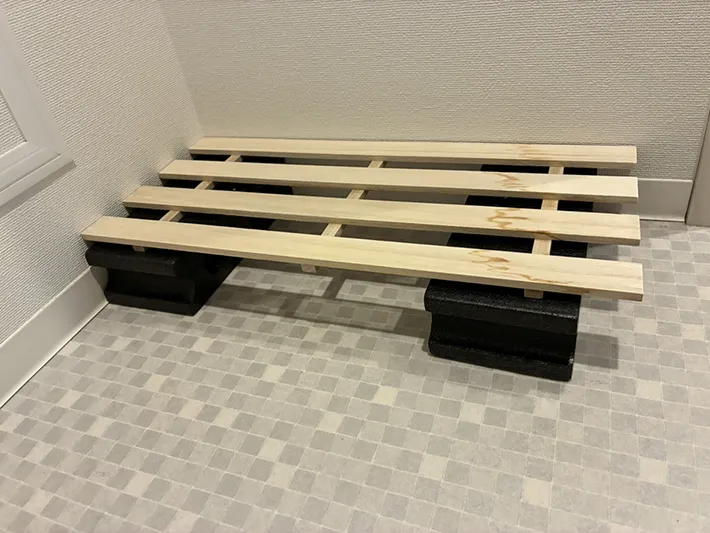 ミニブロックの上にのせたすのこ（撮影：grapeライフハック編集部）