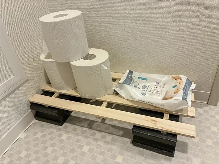 すのこの上に収納したトイレットペーパーと掃除シート（撮影：grapeライフハック編集部）