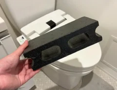 トイレで手にするセリアのミニブロック（撮影：grapeライフハック編集部）
